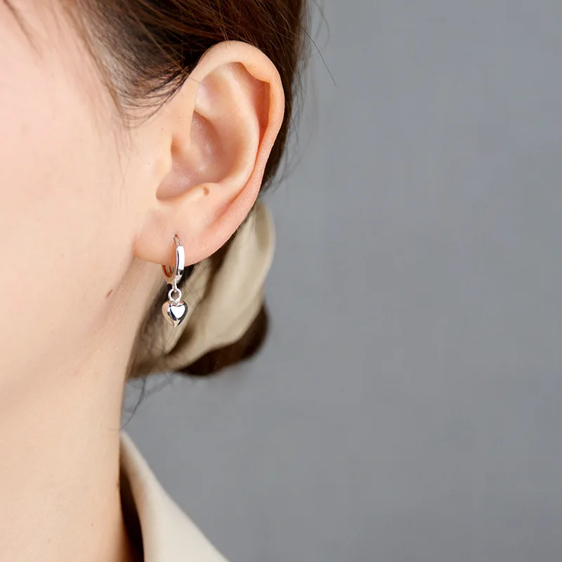 3D Printing Earrings - Versilberte Huggie Hoop Ohrringe mit 3D-Herzanhänger,